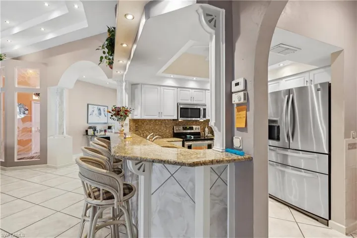 Breakfast bar/stainless steel appliances