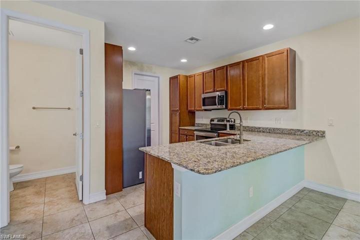 Stainless Steel Appliances, Granite Countertops, Breakfast bar