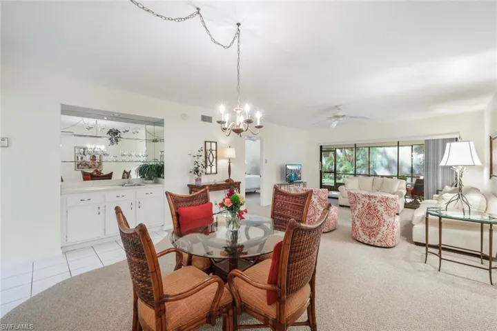 Dining-room with wet bar