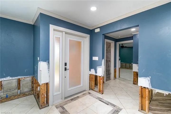 Entryway with crown molding