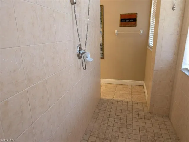 Bathroom featuring tiled shower