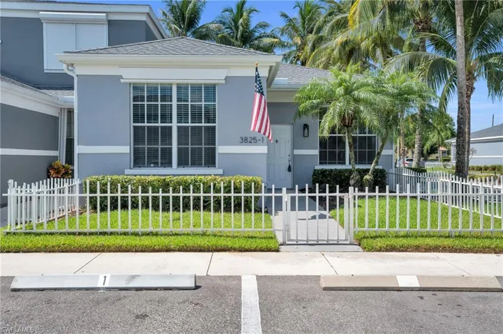 View of front of house featuring a front yard