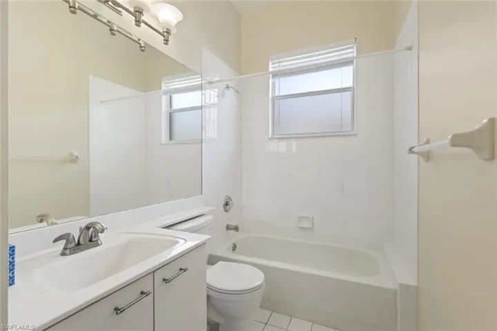 3266  Sturgeon Bay  CT, Naples, FL 34120