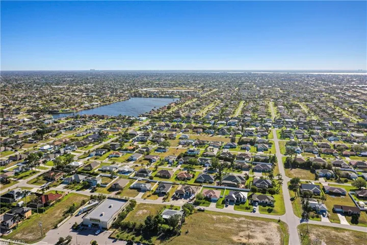 Bird's eye view featuring a residential view and a water view