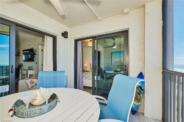 Balcony featuring outdoor dining area