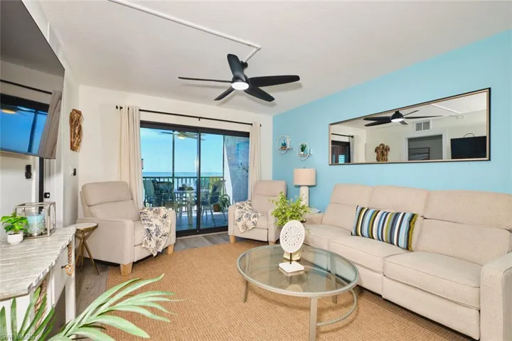 Living area with a ceiling fan