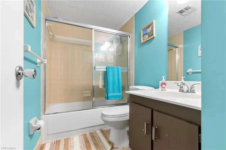 Guest bath with shower/tub combo