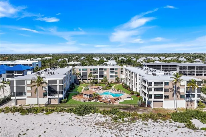 Bird's eye view of a pool area and apartment complex / building
