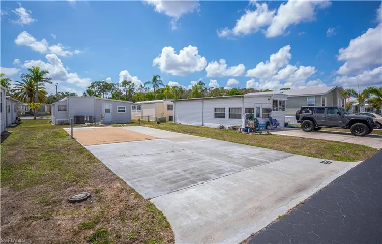 RV Lot featuring a front yard and driveway