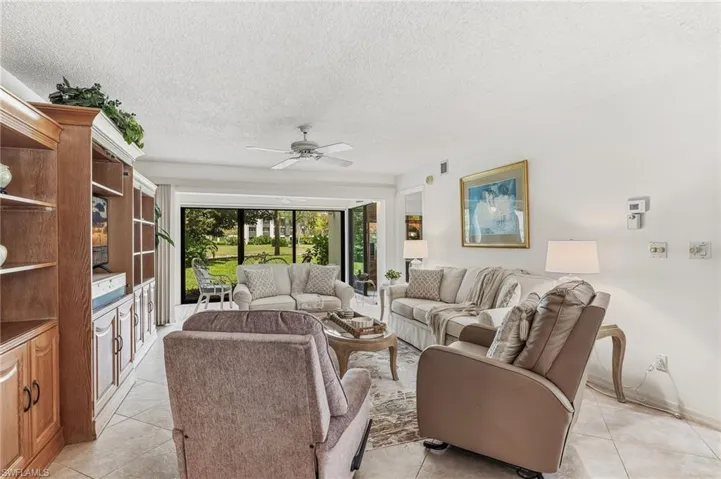 Living area to lanai