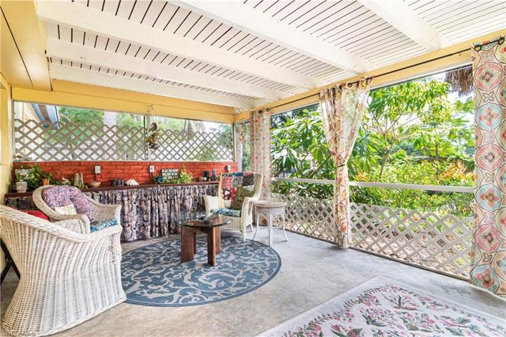 Huge screened in Lanai