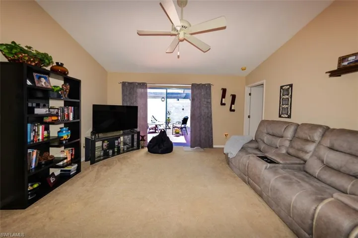 9717  Maplecrest  CIR, Lehigh Acres, FL 33936