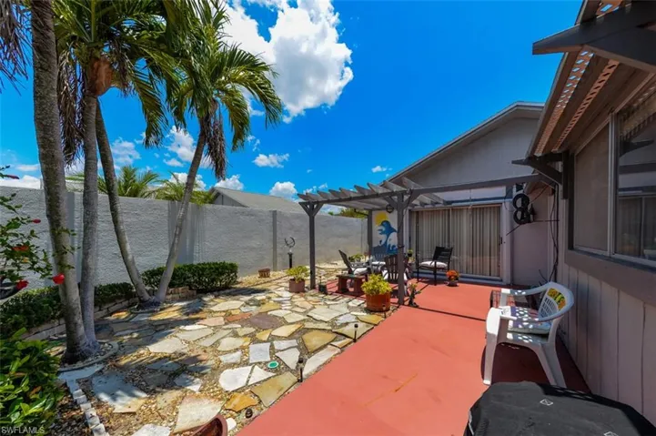 9717  Maplecrest  CIR, Lehigh Acres, FL 33936