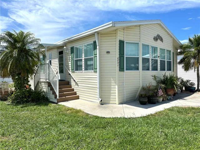 2001 Manufactured / mobile home featuring a front lawn