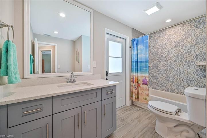 2nd guest bath with pool access