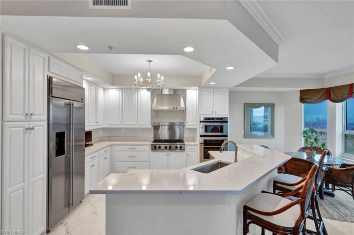 Kitchen, Island & Breakfast Nook