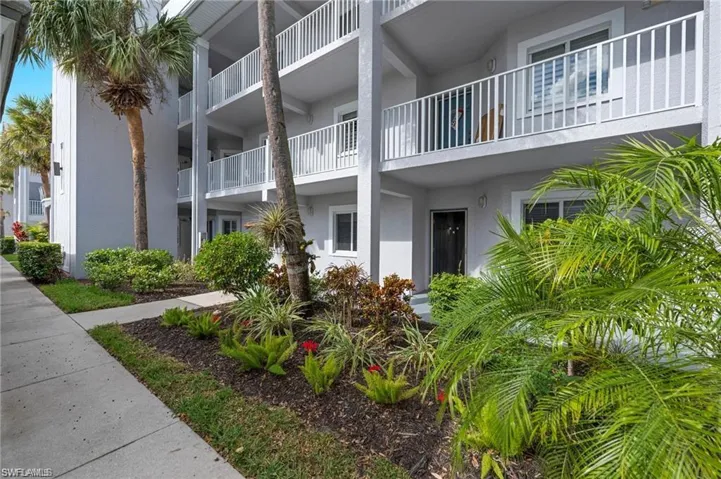 7831 Regal Huron Cir 105, Naples, Florida 34104