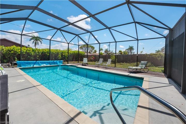 Large spacious pool and hot tub