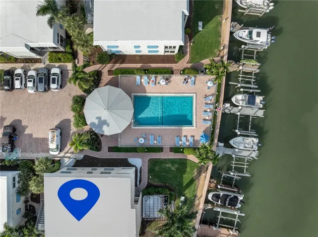 Pool-Cabana-docks