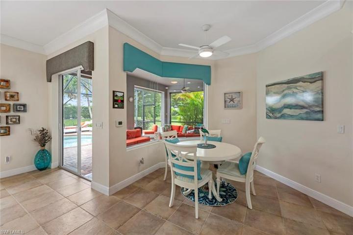 Breakfast nook w/mitered window