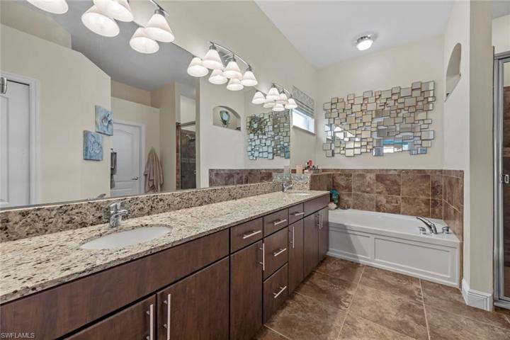 Master bath w/dual sinks