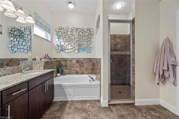 Master bath w/large tub & step in shower