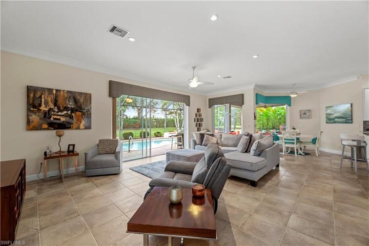 Great room w/direct lanai access
