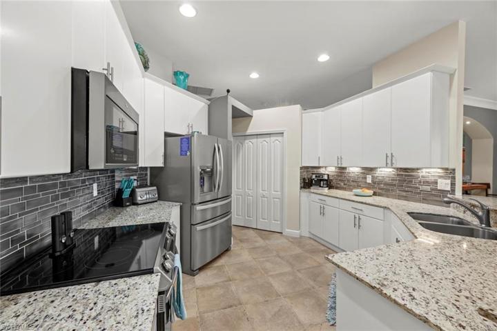 Updated kitchen w/new backsplash