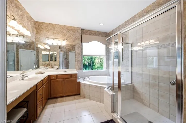 4825 Shinnecock Hills Ct 201, Naples, Florida 34112