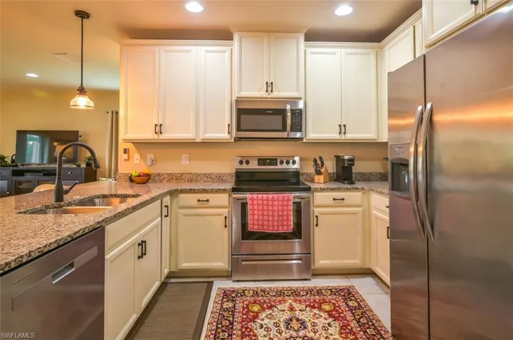 Lots of countertop and cabinet space