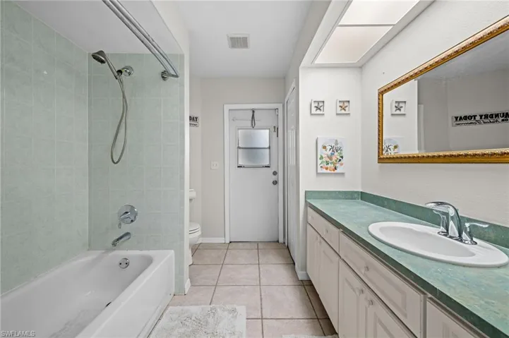 Bathroom 2 (pool bath)