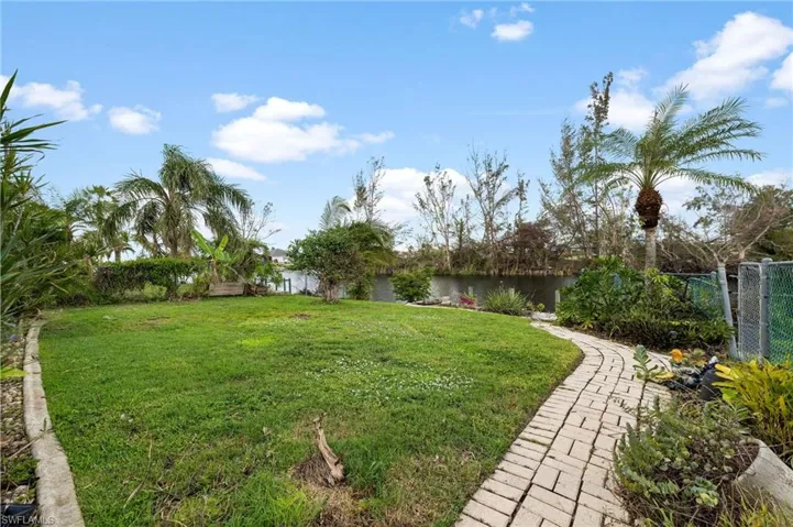 Big backyard, there's a second part of it not pictured