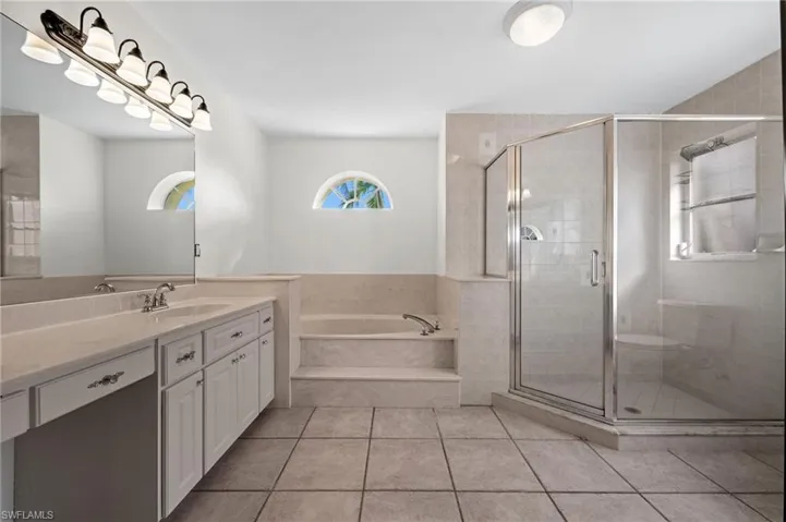 Master Bathroom spa tub, walk in closet