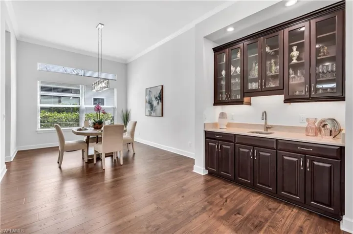 Wet bar/Dining