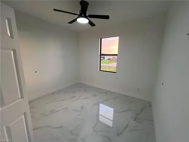 Tiled empty room with ceiling fan