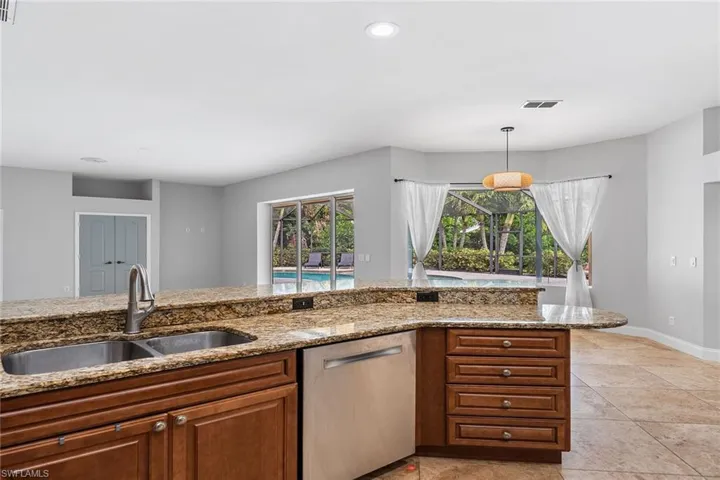 571  Raven  WAY, Naples, FL 34110