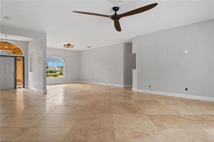571  Raven  WAY, Naples, FL 34110