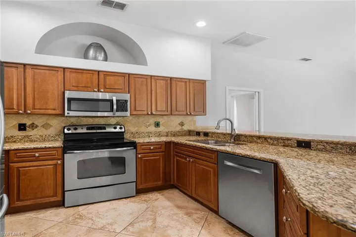 571  Raven  WAY, Naples, FL 34110