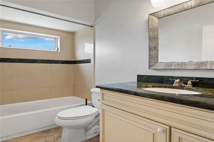 571  Raven  WAY, Naples, FL 34110