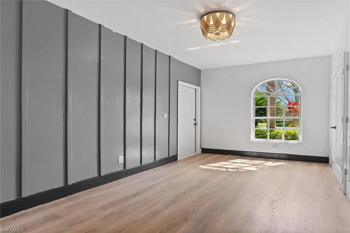 571  Raven  WAY, Naples, FL 34110