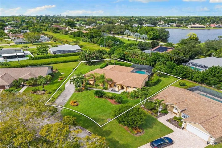 571  Raven  WAY, Naples, FL 34110