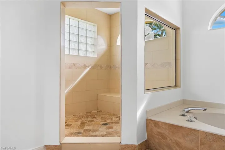 571  Raven  WAY, Naples, FL 34110