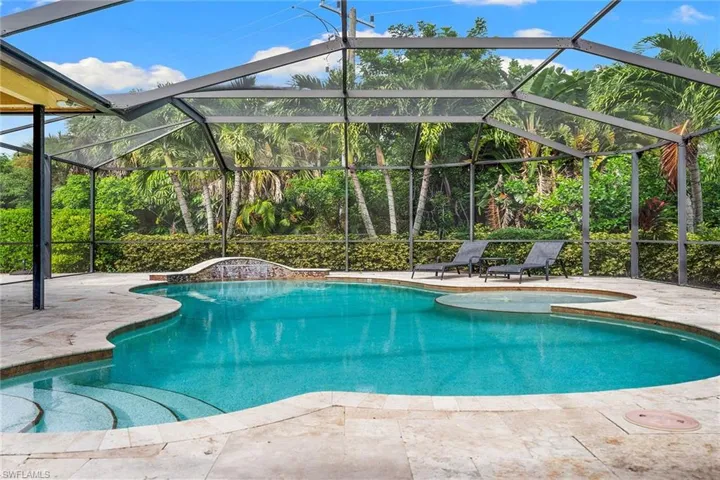 571  Raven  WAY, Naples, FL 34110