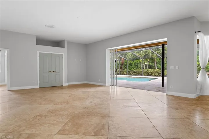 571  Raven  WAY, Naples, FL 34110