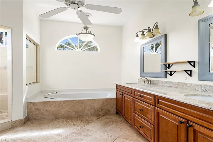 571  Raven  WAY, Naples, FL 34110
