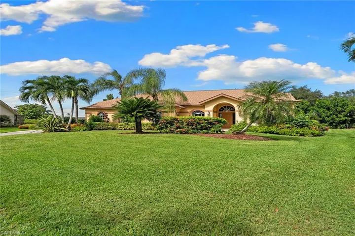 571  Raven  WAY, Naples, FL 34110