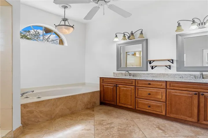 571  Raven  WAY, Naples, FL 34110