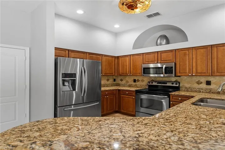 571  Raven  WAY, Naples, FL 34110