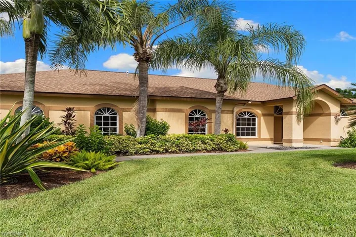 571  Raven  WAY, Naples, FL 34110