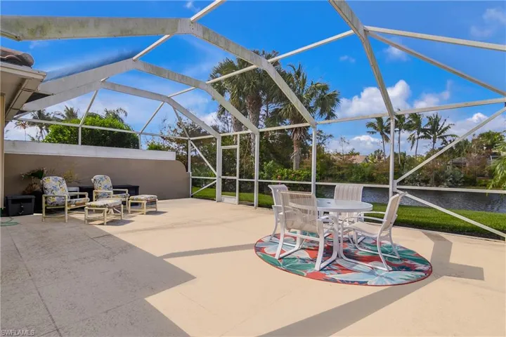 Large lanai overlooking Water